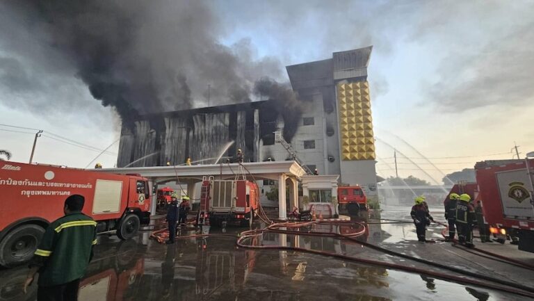 THAÏLANDE – SOCIÉTÉ : Incendie chez Carryboy, une partie du bâtiment s’effondre