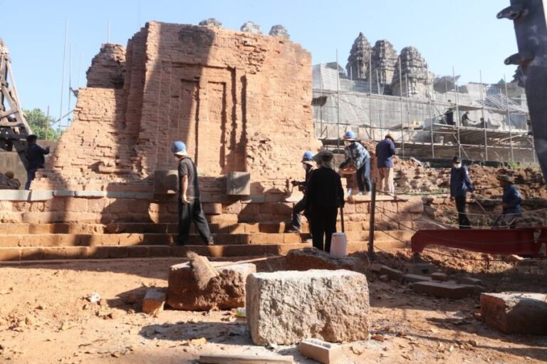 CAMBODGE – PATRIMOINE : La tour 15 du temple de Phnom Bakheng retrouve sa splendeur