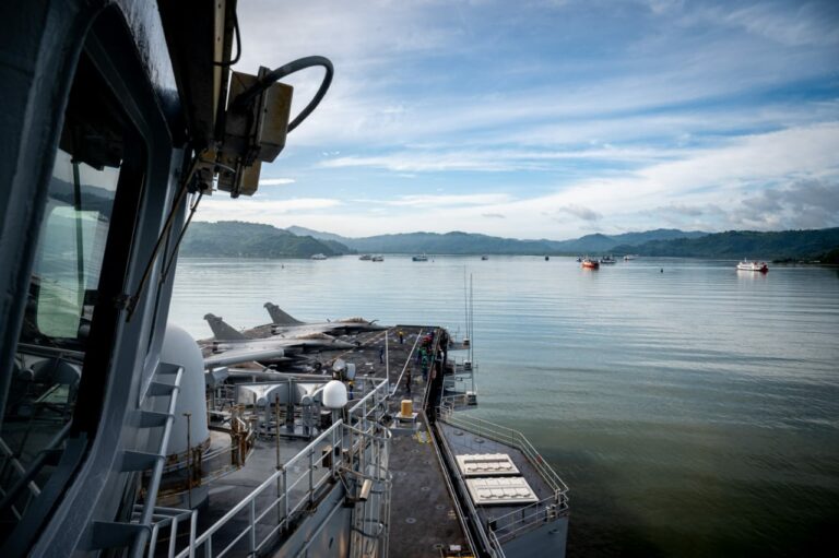 INDONÉSIE – FRANCE : Le porte-avions Charles de Gaulle en escale à Lombok