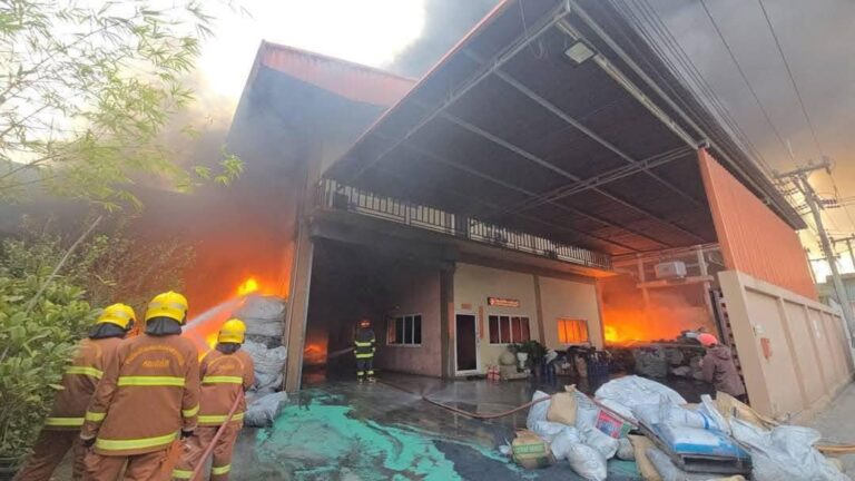 THAÏLANDE – SOCIÉTÉ : Un incendie ravage une usine de recyclage à Samut Sakhon