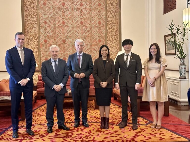 THAÏLANDE – FRANCE : Les avocates de Thai Lawyers for Human Rights (TLHR) reçues à l’Ambassade de France