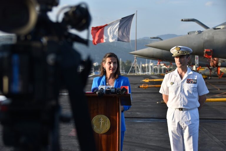 PHILIPPINES – FRANCE : Le porte avions Charles de Gaulle accoste à Subic Bay
