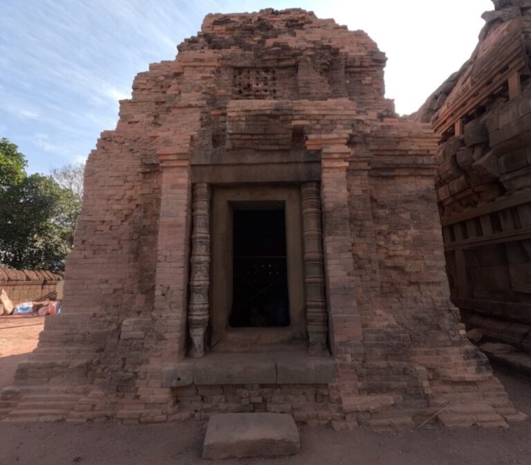 CAMBODGE – PATRIMOINE : Restauration du temple en briques du flanc nord du Phnom Krom