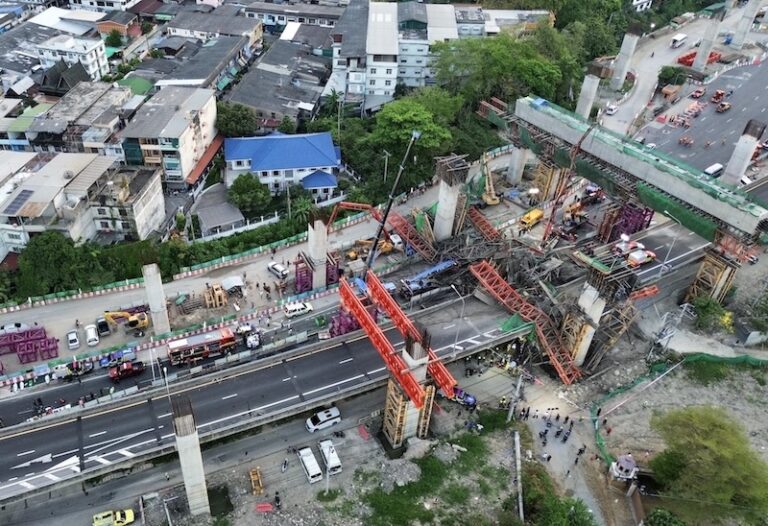 BANGKOK – ACCIDENT : Une route surélevée en construction s’effondre, tuant au moins 5 personnes