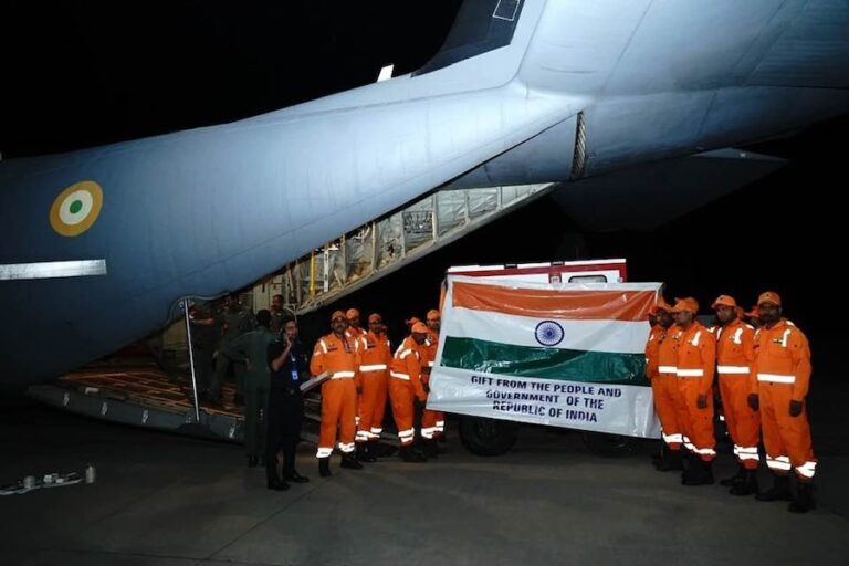BIRMANIE – SÉISME : Arrivée d’un avion de secours en provenance d’Inde