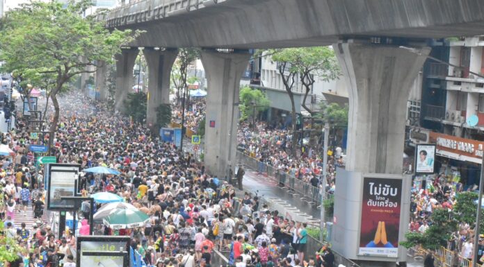 THAÏLANDE – TOURISME : Plus de 360 000 personnes pour les festivités de Songkran à Bangkok Bangkok silom Songran