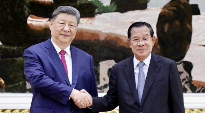 CAMBODGE – CHINE : Xi Jinping, 50 ans après les Khmers Rouges Hun Sen et Xi Jinping au Cambodge