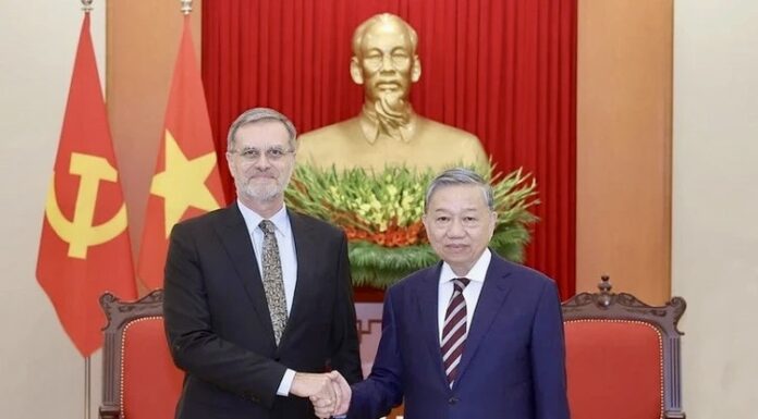 ambassadeur de France et To lam