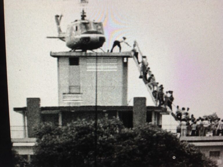 VIETNAM – HISTOIRE : L’évacuation de Saïgon en 1975 et la photo emblématique de Hubert Van Es