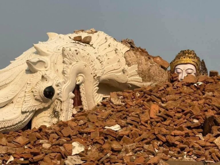 BIRMANIE – SÉISME : Effondrement de la pagode historique Nagayon à Amarapura