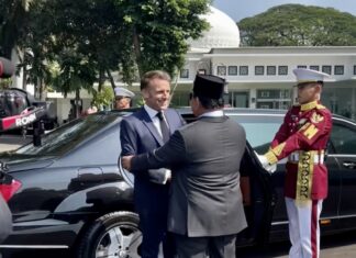 Emmanule Macron et Prabowo Subianto à Jakarta