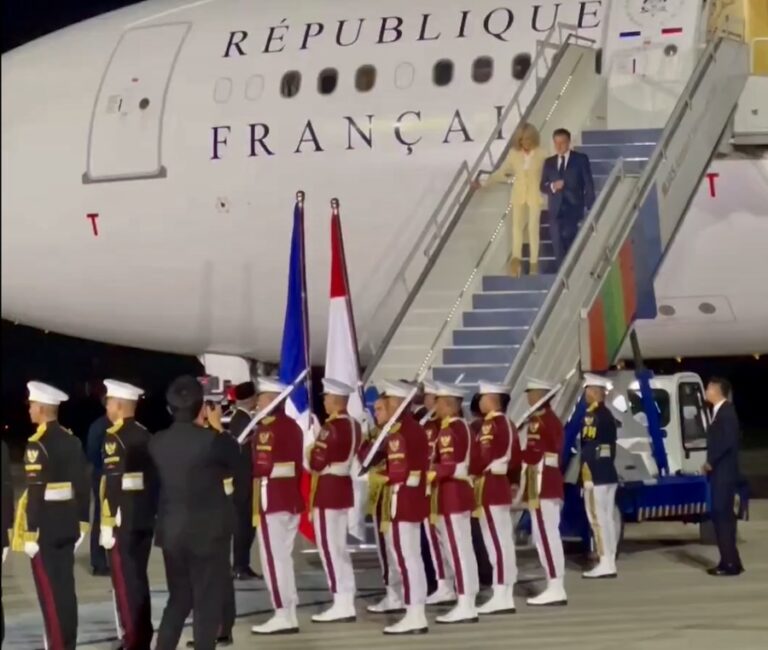 INDONÉSIE – FRANCE : Brigitte et Emmanuel Macron veulent faire oublier « la baffe »