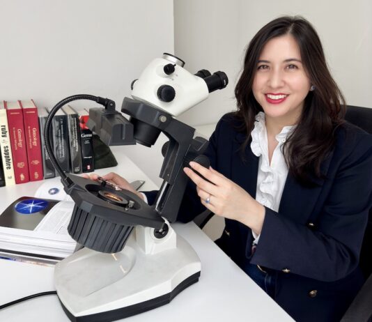 THAÏLANDE – ÉCONOMIE : Tout savoir sur les bijoux et les pierres précieuses (1/4) Gémologiste Billie Hughes