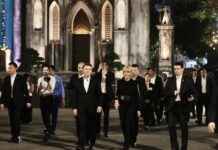 Visite noturne du vieux quartier d'Hanoï par le couple Macron