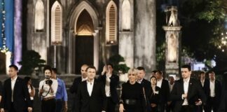 Visite noturne du vieux quartier d'Hanoï par le couple Macron