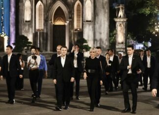 Visite noturne du vieux quartier d'Hanoï par le couple Macron
