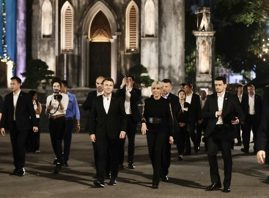 Visite noturne du vieux quartier d'Hanoï par le couple Macron