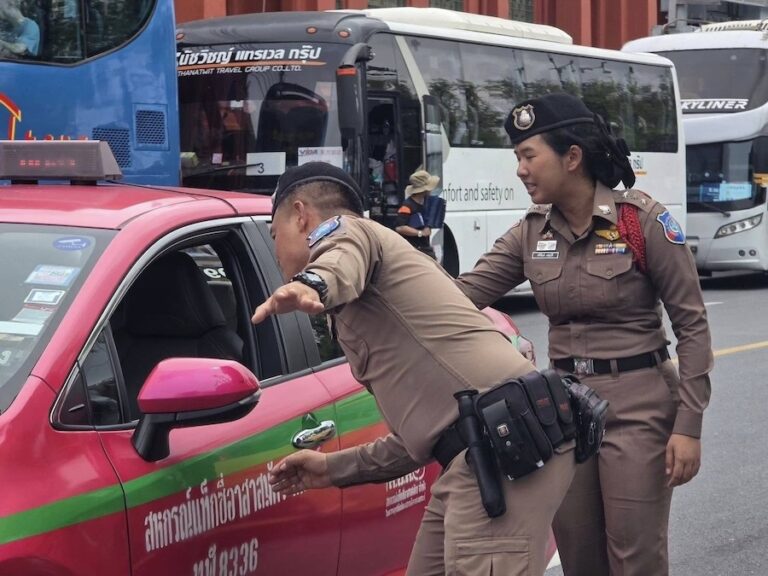 BANGKOK – TOURISME : La police sanctionne 76 chauffeurs de taxi et de tuk-tuk pour pratiques abusives