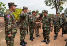 Hun Sen en tenue militaire
