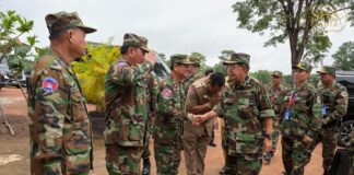 Hun Sen en tenue militaire
