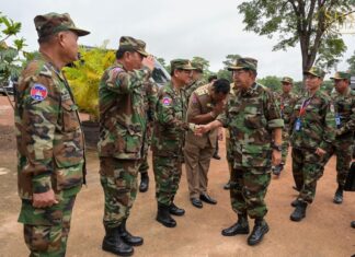 Hun Sen en tenue militaire