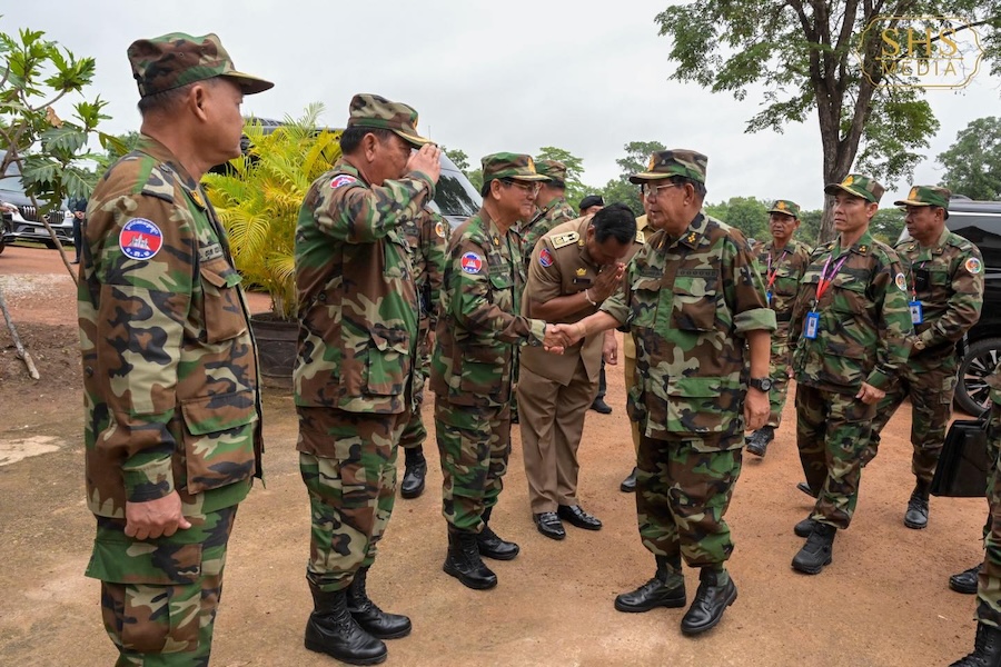Hun Sen en tenue militaire