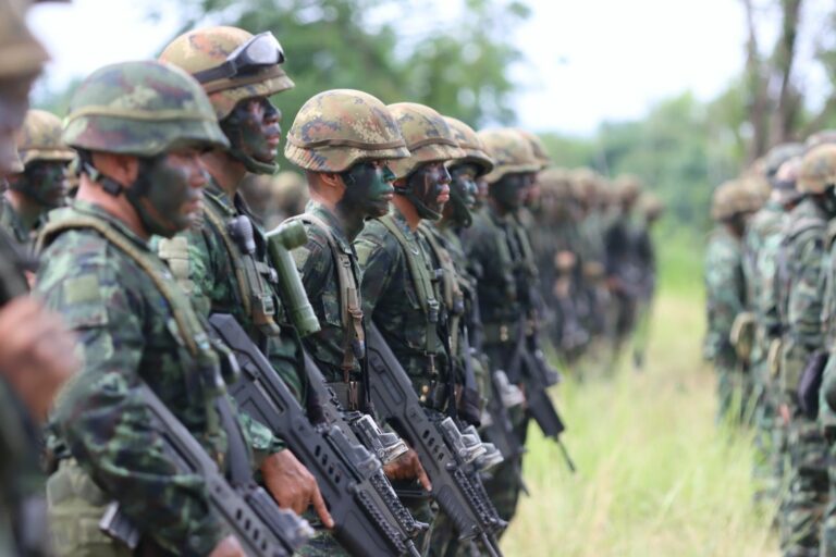 THAÏLANDE – CHRONIQUE : La guerre, trop sérieuse pour être confiée aux militaires