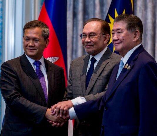 Hun Manet Anwar Hibrahim et Phumtham Wechayachai