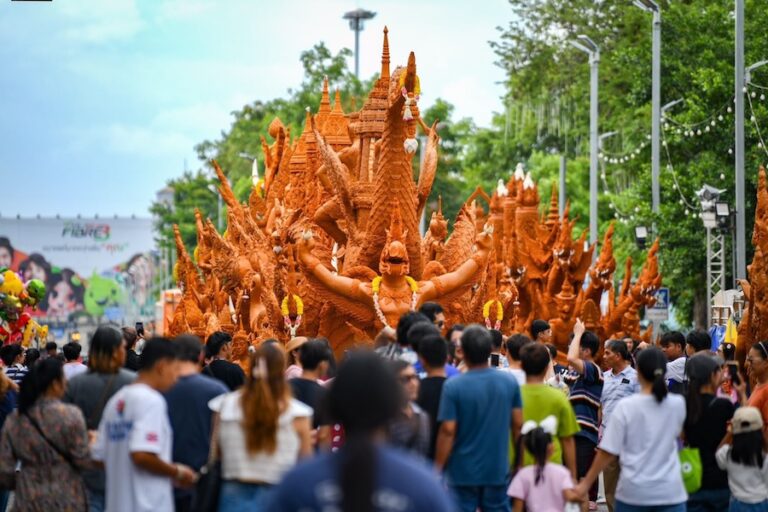 THAÏLANDE – CULTURE : Korat célèbre en grand le festival des bougies 2025