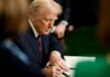 Trump signant une lettre