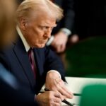 Trump signant une lettre