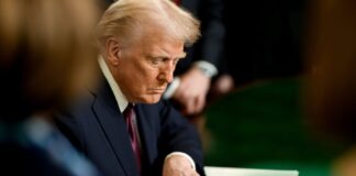 Trump signant une lettre