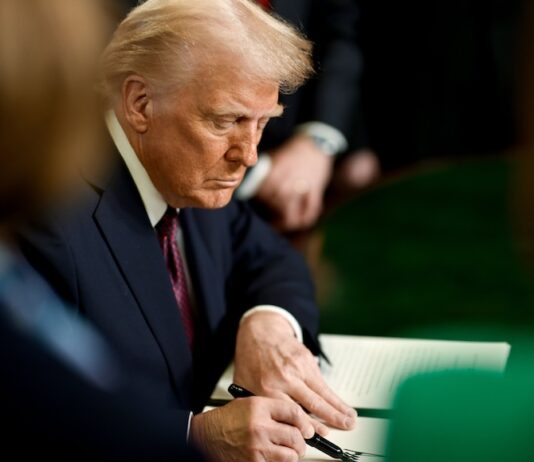 Trump signant une lettre