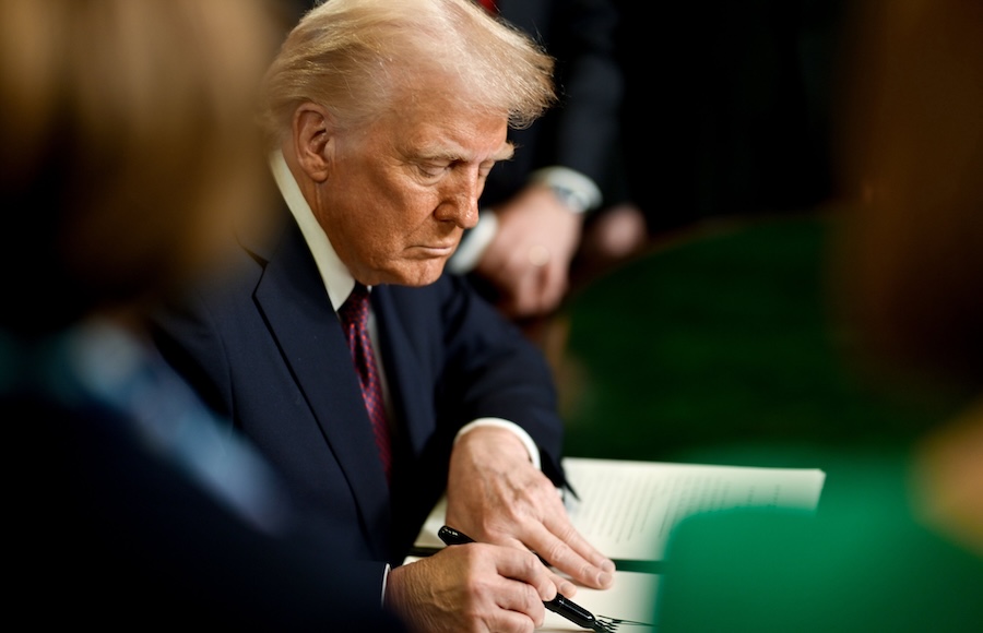 Trump signant une lettre