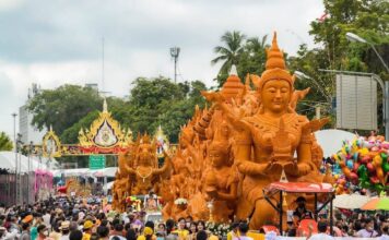 THAÏLANDE – CHRONIQUE : À Ubon, un festival des chandelles qui vous consume Ubon procession du carême