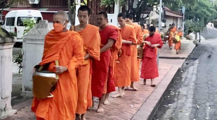 moines boudhistes