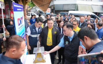 THAÏLANDE – ÉCONOMIE : Le ministre du Commerce en visite au marché Suan Mamuang de Chanthaburi