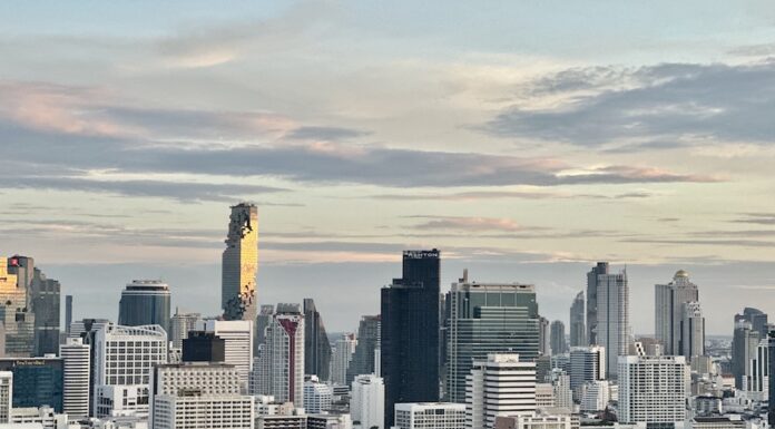 THAÏLANDE – IMMOBILIER : Premier rebond des ventes depuis neuf trimestres, mais la prudence reste de mise Condominiums Bangkok