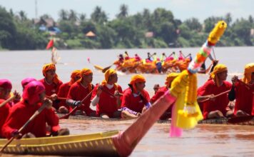 LAOS – CULTURE : Vientiane bien placée au Festival traditionnel des bateaux de Luang Prabang Luang Prabang course de bâteaux