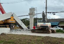 Poutre effondrée sur la route Chantaburi