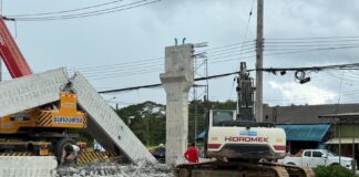 Poutre effondrée sur la route Chantaburi