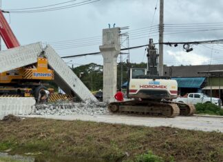 Poutre effondrée sur la route Chantaburi