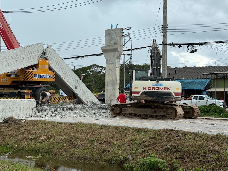 Poutre effondrée sur la route Chantaburi