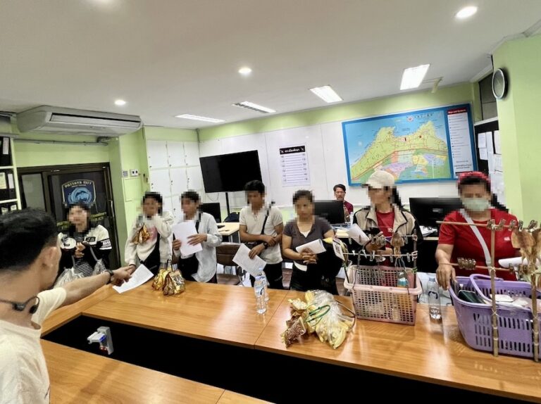 PATTAYA – SOCIÉTÉ : Des marchands ambulants étrangers se jettent à la mer pour échapper à la police