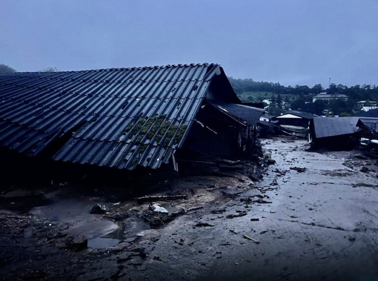 THAÏLANDE – CATASTROPHE : Quatre morts et cinq disparus, le bilan du glissement de terrain à Mae Chaem s’alourdit