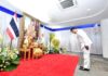 Anutin hommage au roi de Thaïlande