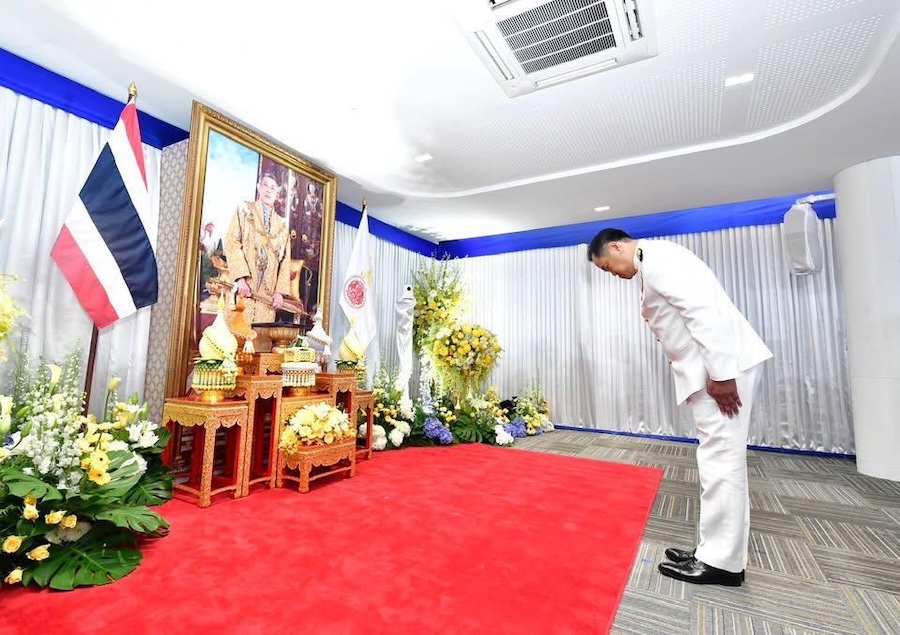 Anutin hommage au roi de Thaïlande