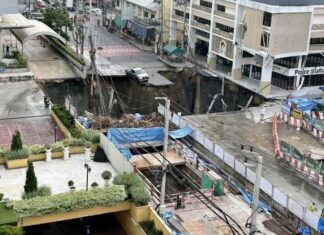 BANGKOK – SOCIÉTÉ : Une route s’effondre devant un hôpital, emportant véhicules et poteaux électriques