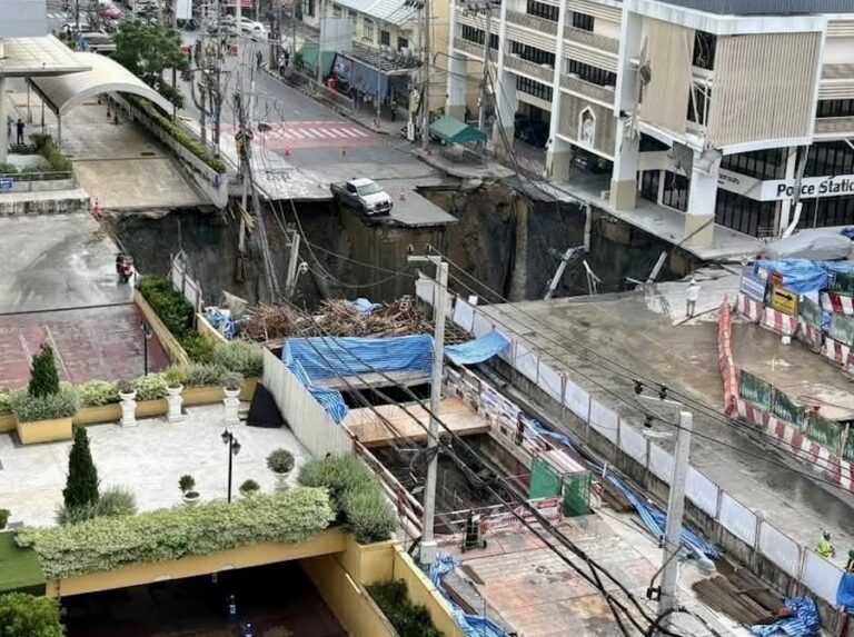 BANGKOK – SOCIÉTÉ : Une route s’effondre devant un hôpital, emportant véhicules et poteaux électriques