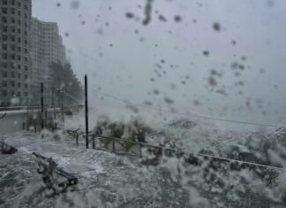 HONG KONG – MÉTÉO : Faire du shopping en plein cyclone, voilà le résultat